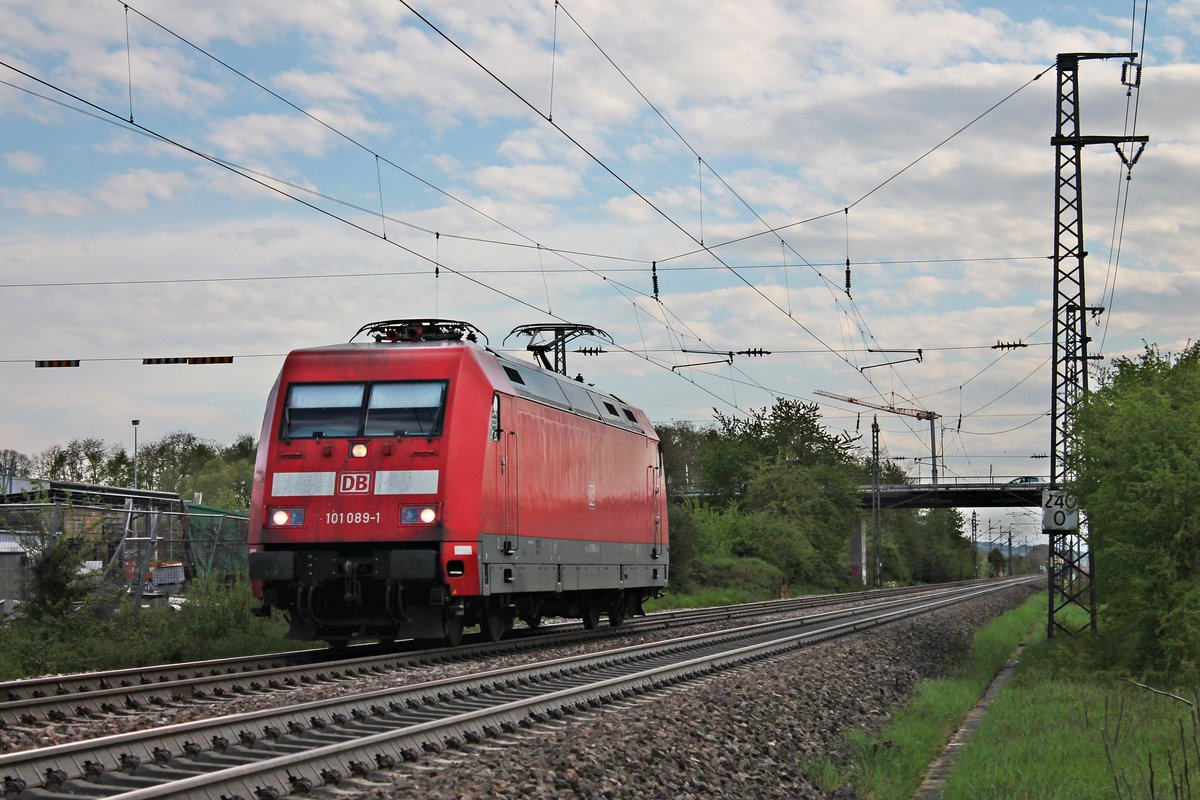 Als Lokzug (Basel Bad Bf - Karlsruhe Hbf) fuhr am Nachmittag des 25.04.2019 die 101 089-1 südlich vom Haltepunkt Auggen über die KBS 703 durchs Rheintal in Richtung Freiburg (Breisgau).