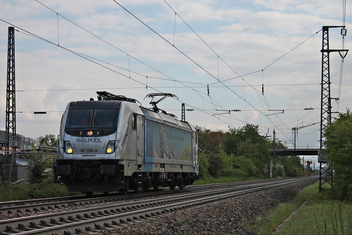 Als Lokzug (Basel Bad Bf - Lahr (Schwarzw.)) fuhr am Nachmittag des 06.05.2019 die Rpool/BLSC 187 005-4  BLS Cargo. Die Alpinisten.  südlich vom Haltepunkt von Auggen an der dortigen Fa. Jacoby vorbei in Richtung Müllheim (Baden). Grund für den Lokzug war, dass an diesem Tag der tägliche  FIAT -Autozug ausgefallen ist und die 187er so nach Lahr überführt wurde.