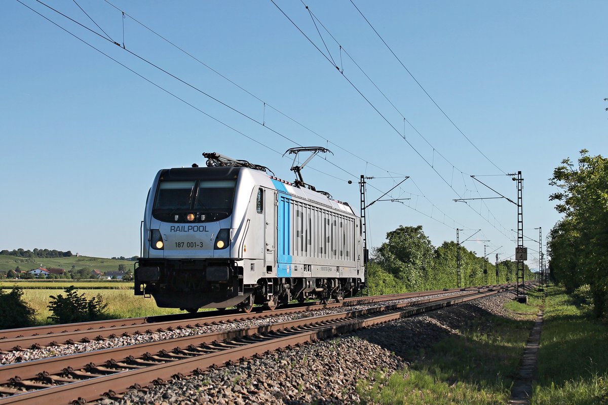 Als Lokzug (Basel Bad Bf - Lahr (Schwarzw.)) fuhr am Abend des 13.06.2019 die Rpool/BLSC 187 001-3 nördlich von Hügelheim über die KBS 703 durchs Rheintal in Richtung Freiburg (Breisgau).
