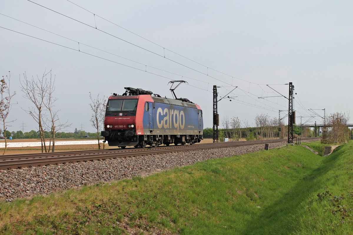 Als Lokzug befand sich am 11.04.2017 die Re 482 005-6 bei Hügelheim, wo sie durchs Rheintal gen Basel fuhr.