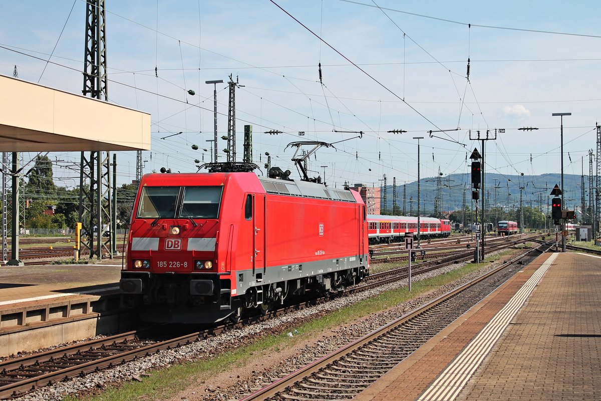 Als Lokzug fuhr am 06.08.2015 auch die Mannheimer 185 226-8 durch den Badischen Bahnhof von Basel in Richtung Weil am Rhein/BW Haltingen. Zuvor brachte auch sie einen Güterzug in den Schweizer Rangierbahnhof Muttenz.