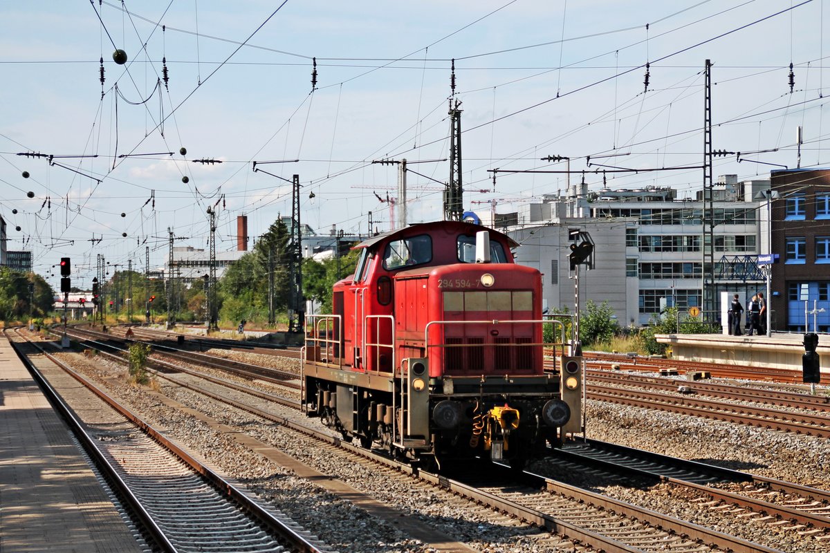 Als Lokzug fuhr am 25.08.2015 die 294 594-7 durch München Heimeranplatz in Richutng Ostbahnhof.