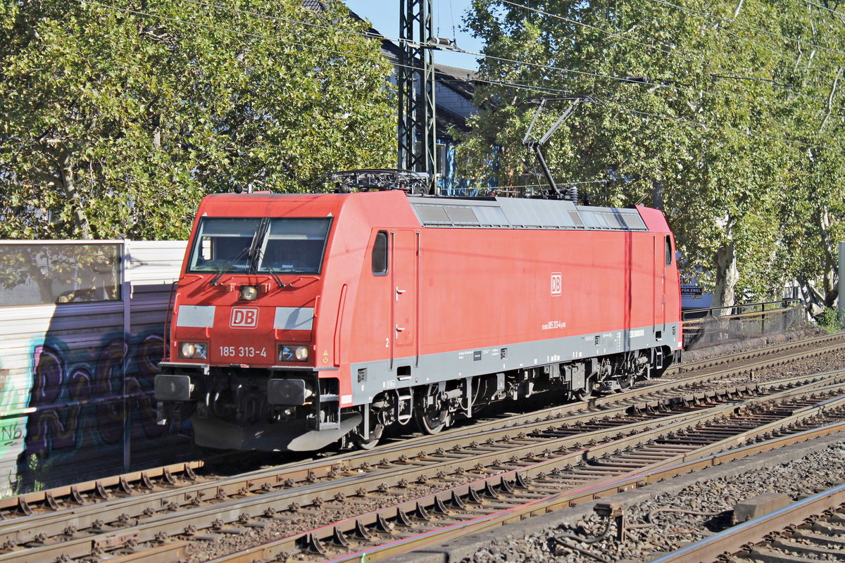 Als Lokzug fuhr am 27.09.2018 die 185 313-4 aus Richtung Gremberg kommend, durch den Bahnhof von Köln Süd in Richtung Köln West.