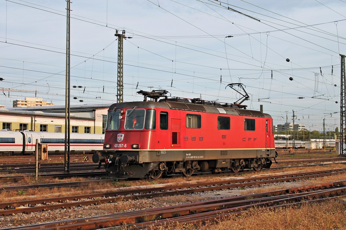 Als Lokzug fuhr am Abend des 04.10.2017 die Re 420 257-8 über Gleis 1 durch den Badischen Bahnhof von Basel in Richtung Basel Bad Rbf, um dort einen Güterzug in Richtung Schweiz zu bespannen. (Fotostandpunkt von öffentlich zugänglichen Parkplatz)