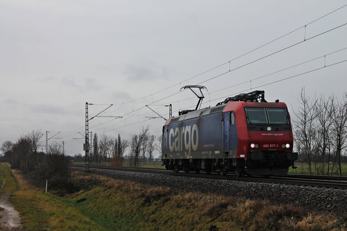 Als Lokzug fuhr am Morgen des 20.12.2017 die Re 482 017-1 bei Hügelheim über die KBS 703 in Richtung Freiburg (Breisgau).