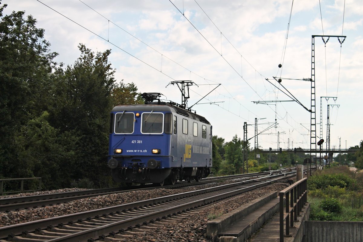 Als Lokzug fuhr am Nachmittag des 04.09.2018 die Re 421 381 von WRS nördlich vom Bahnhof Müllheim (Baden) durchs Markgräflerland in Richtung Freiburg (Breisgau).