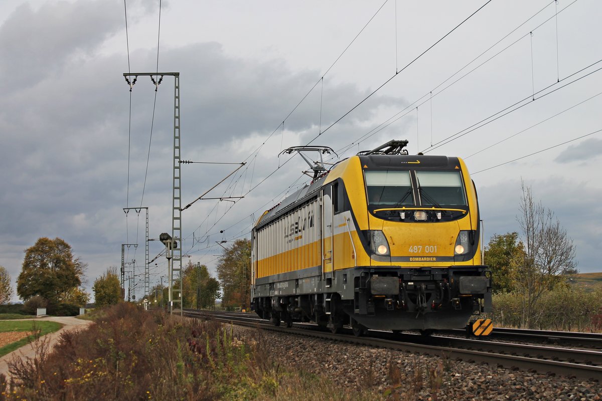 Als Lokzug kam am Nachmittag des 28.10.2017 die SRT Rem 487 001 bei Müllheim (Baden) vorbei und fuhr in Richtung Schweizer Grenze.