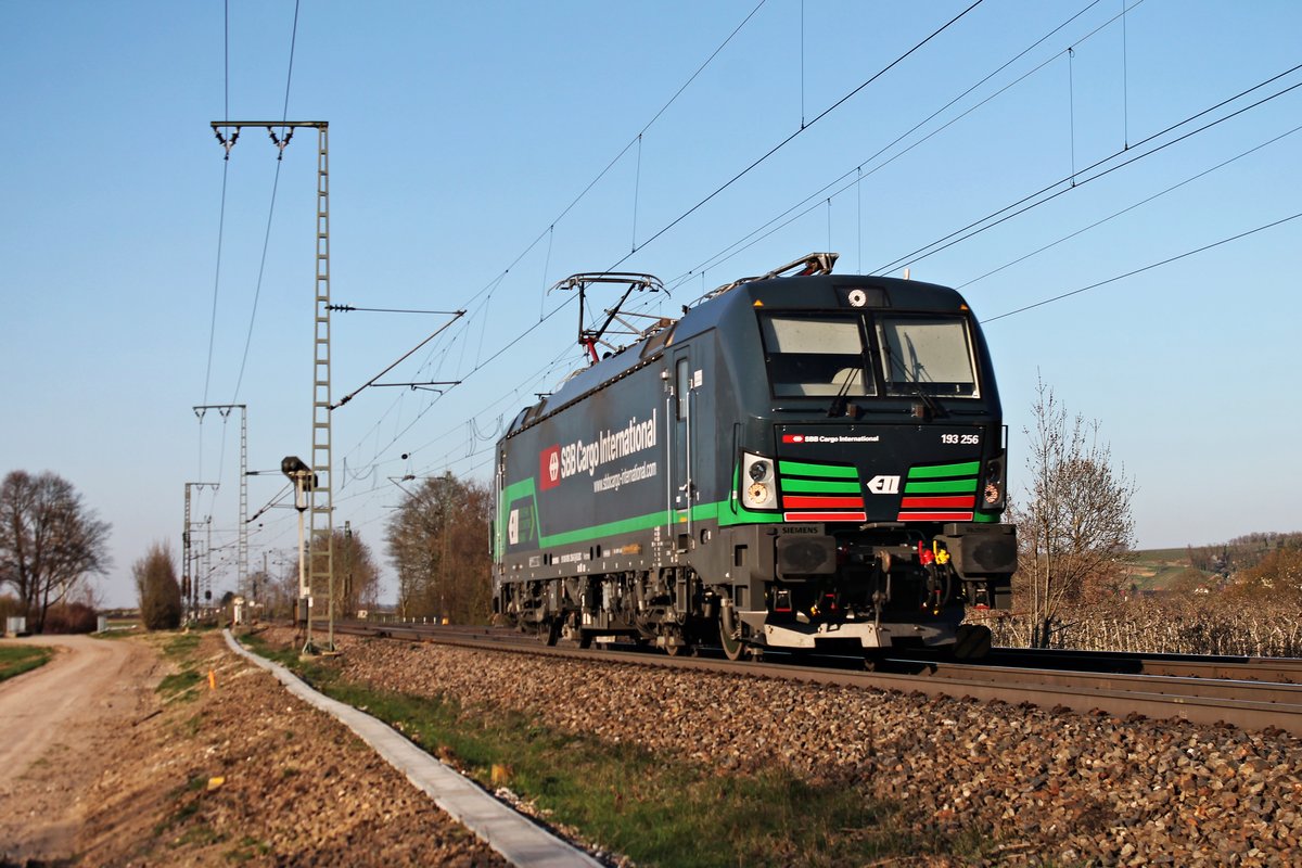 Als Lokzug (Kork - Muttenz) war am 27.03.2017 die ELL/SBBCI 193 256 nördlich von Müllheim (Baden) unterwegs in Richtung Schweizer Grenze. Zuvor brachte sie einen leeren Kesselzug nach Kork, zum dortigen Tanklager.
