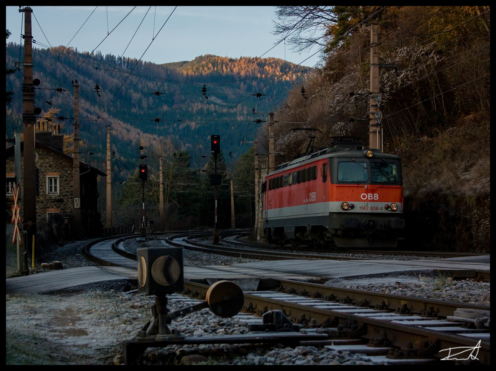 Als Lokzug von Mürzzuschlag nach Gloggnitz unterwegs ist die 1142.638 um ab dort einem schweren Güterzug über den Semmering zu helfen. Breitenstein 19.11.2011