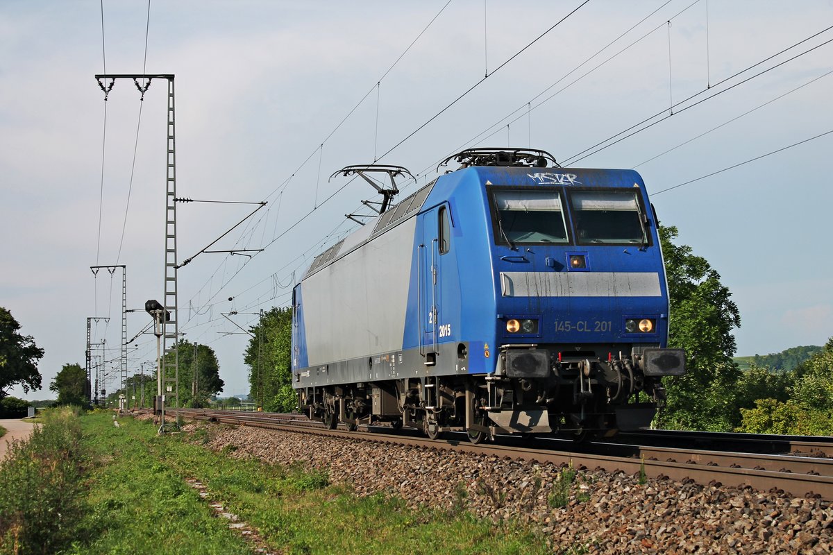 Als Lokzug nach Basel Bad Bf befand sich am Nachmittag des 05.06.2018 die ATLU/RHC 2015 (145-CL 201/145 097-7) nördlich von Müllheim (Baden) auf der Rheintalbahn und fuhr in Richtung Ziel, welches nur noich wenige Kilometer entfernt war.