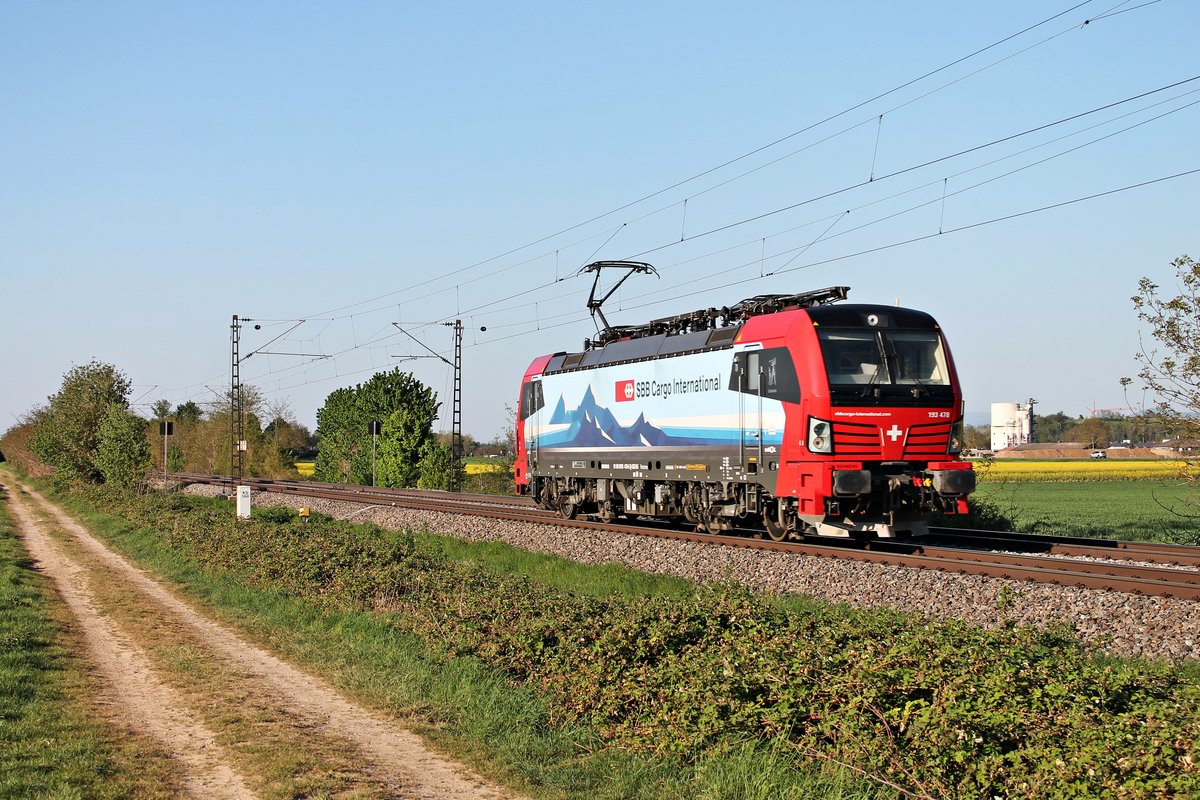 Als Lokzug nach Basel fuhr am Abend des 23.04.2020 die LokRoll/SBBCI 193 478  Gottardo  südlich von Buggingen über die Rheintalbahn durchs Markgräflerland in Richtung Müllheim (Baden).