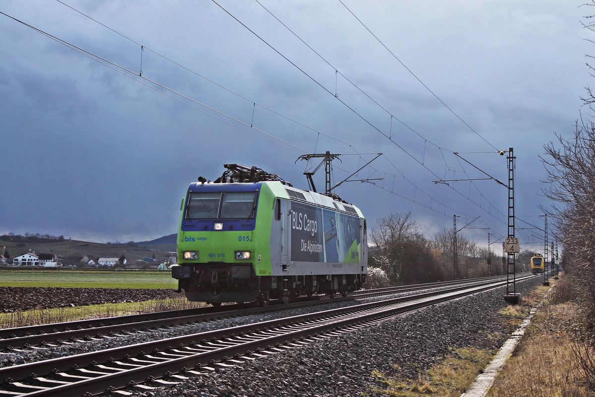 Als Lokzug nach Freiburg (Brsg) Rbf fuhr am frühen Nachmittag des 28.01.2020 die Re 485 015  BLS Cargo - Die Alpinisten  zwischen Hügelheim und Buggingen über die Rheintalbahn in Richtung Zielbahnhof.