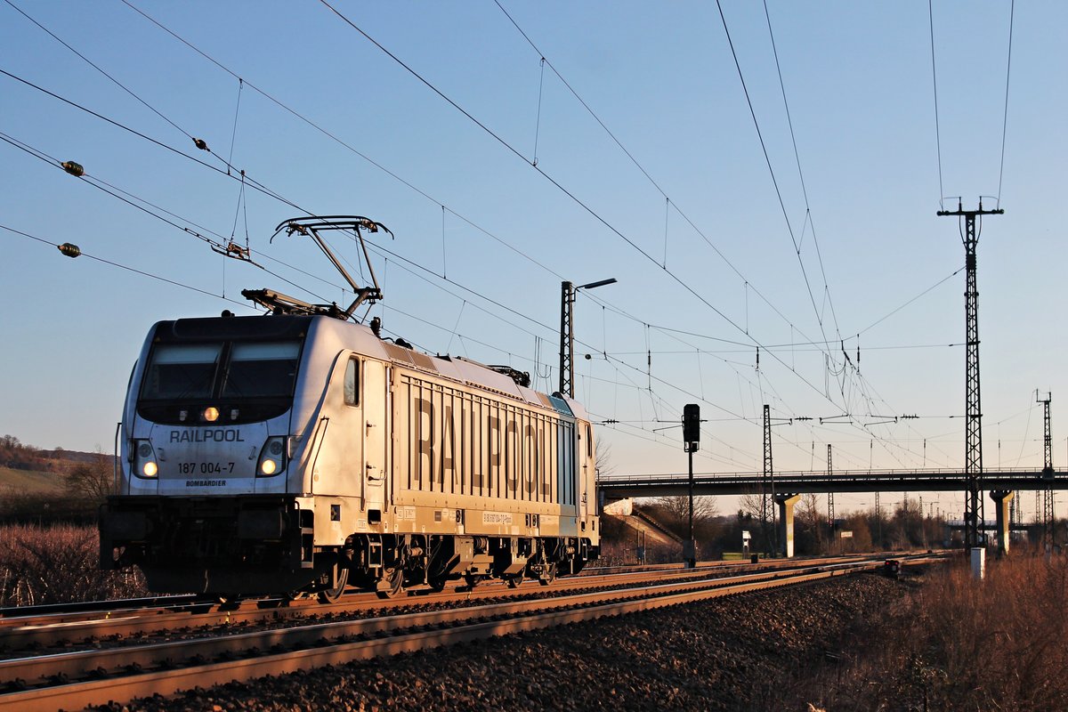 Als Lokzug nach Lahr (Schwarzw.) fuhr am späten Nachmittag des 14.03.2018 die Rpool/BLSC 187 004-7 nördlich von Müllheim (baden) in Richtung Buggingen.