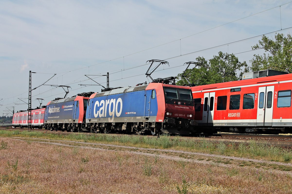 Als Lokzug in Richtung Mannheim fuhr am Morgen des 03.06.2020 die Re 482 005-6 zusammen mit der Re 482 022-1  Alpäzähmer  nördlich von Waghäusel über die Rheintalbahn.