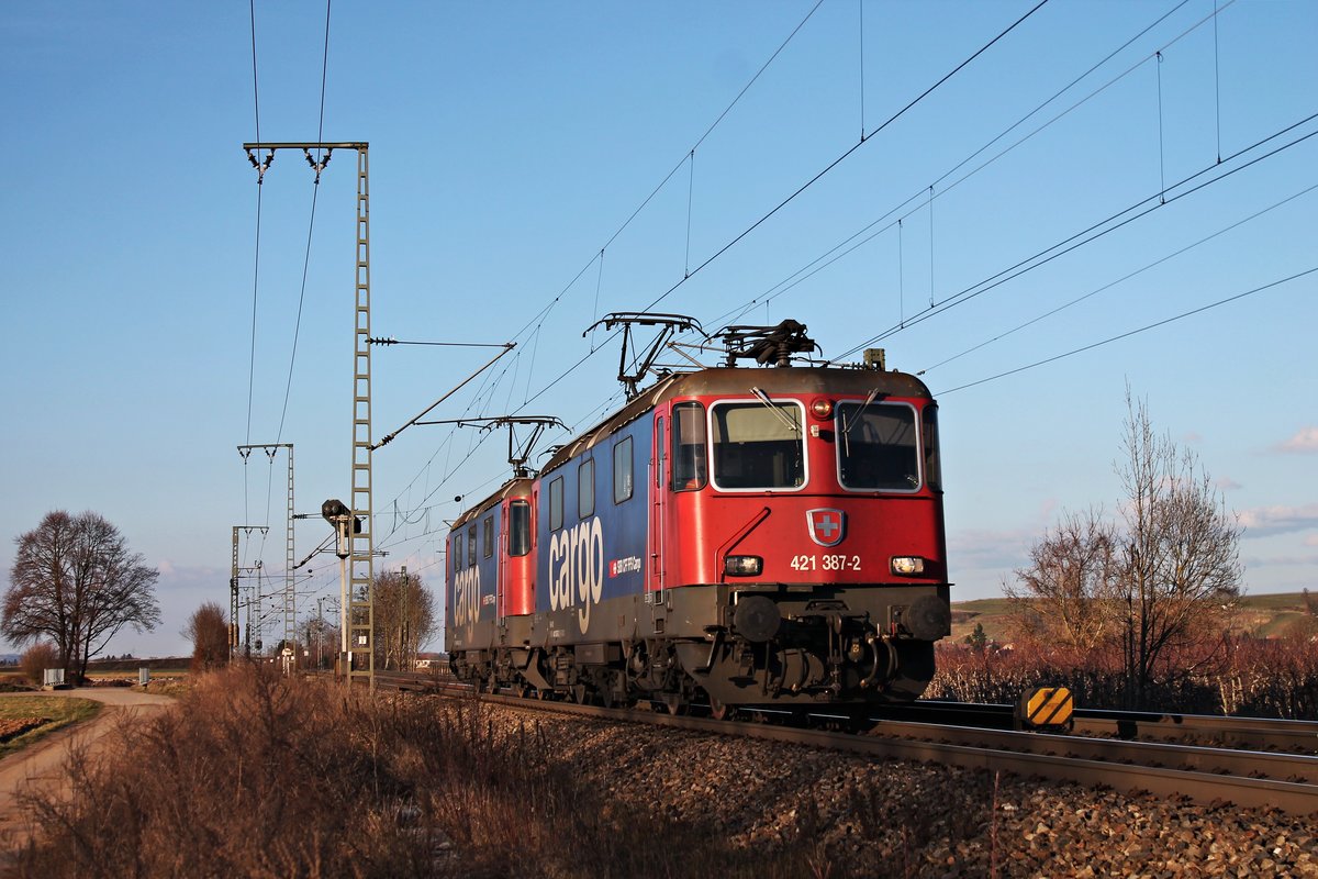 Als Lokzug in Richtung Schweiz waren am Nachmittag des 14.03.2018 die Re 421 387-2 zusammen mit Re 421 376-5 nördlich von Müllheim (Baden) durchs Markgräflerland unterwegs.