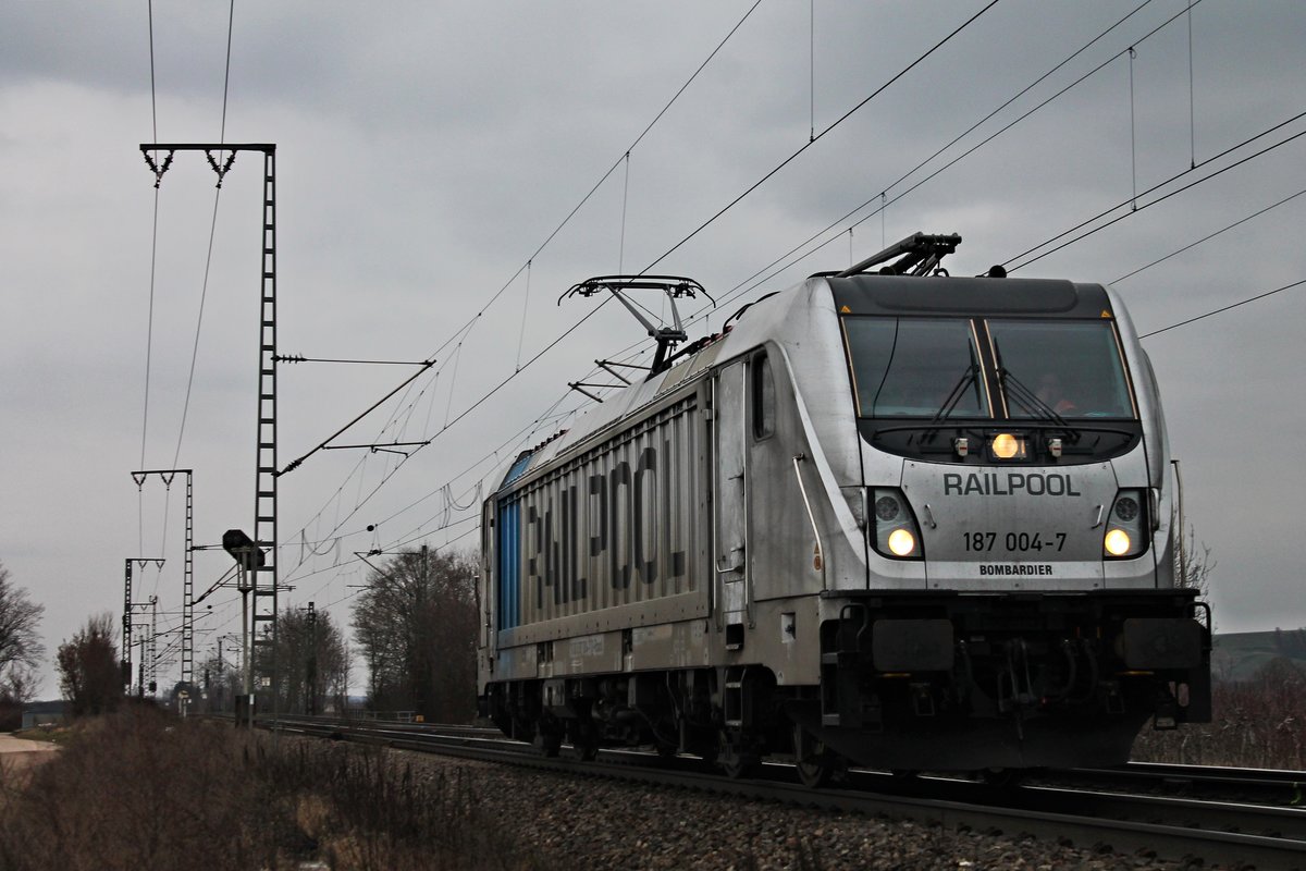 Als Lokzug in Richtung Schweizer Grenze fuhr am Nachmittag des 19.02.2018 die Rpool/BLSC 187 004-7 nördlich von Müllheim (Baden) durchs Rheintal.