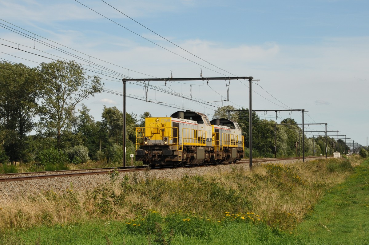 Als Lokzug rollt das Doppelgespann 7768 und 7837 auf der Linie 35 Richtung Diest. Hier aufgenommen am 26/08/2015.