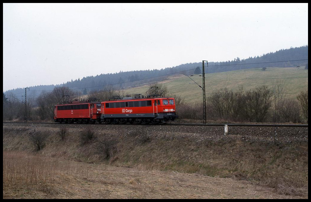 Als Lokzug sind hier 171014 und 171009 kur vor Hüttenrode am 27.3.1999 auf der Rübelandbahn nach Blankenburg unterwegs.
