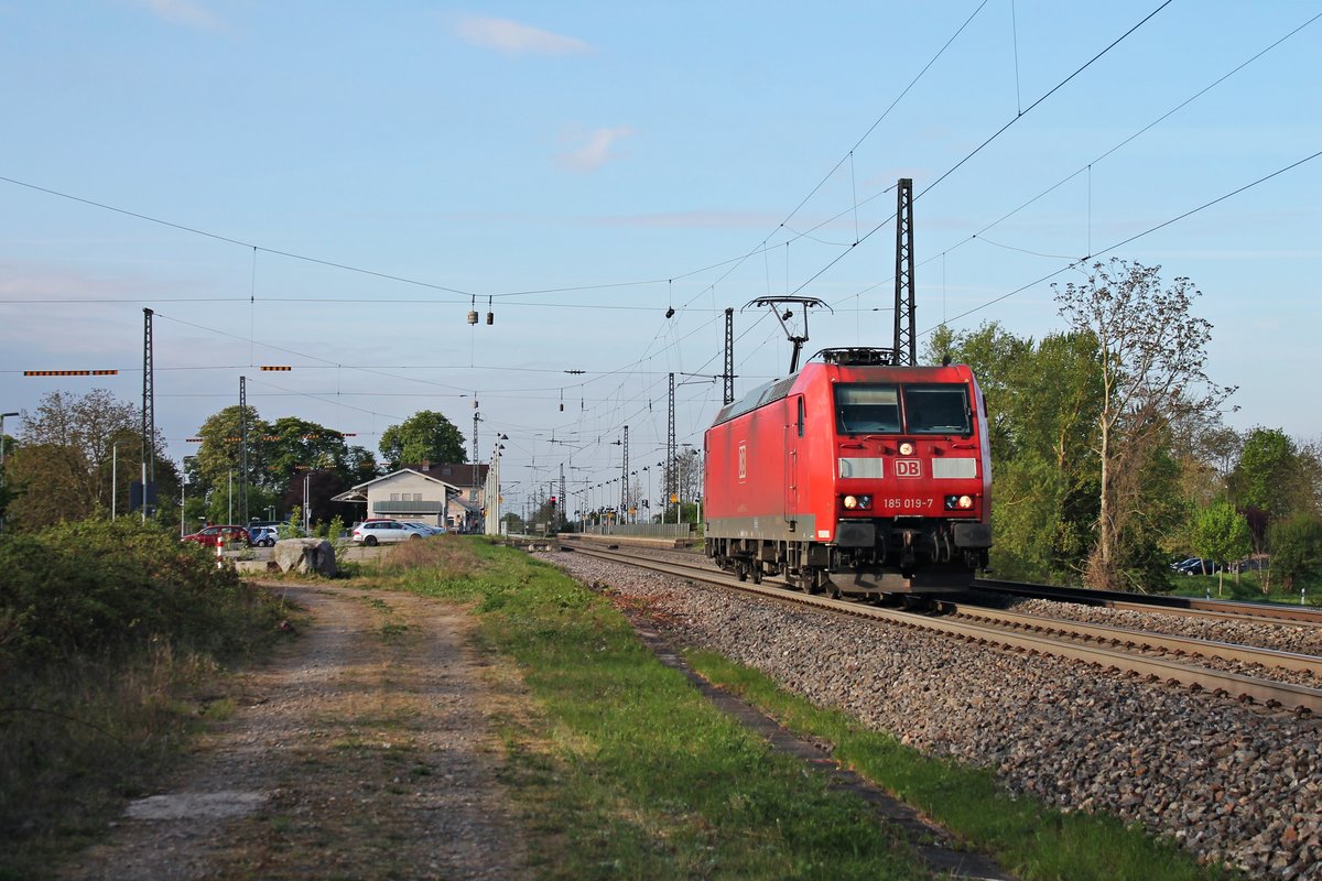 Als Lokzug war am Morgen des 13.04.2017 die 185 019-7 unterwegs in Richutng Norden, als sie durch den Heitersheimer Bahnhof fuhr.