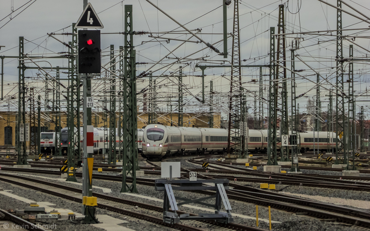Als  Lückenfüller  im Oberleitungsmasten-Gewirr des Leipziger Hauptbahnhofs kommt ICE 1650 Dresden - Wiesbaden daher. Der ICE-T erreicht den Bahnhof auf Gleis 14. (30.01.2016)
