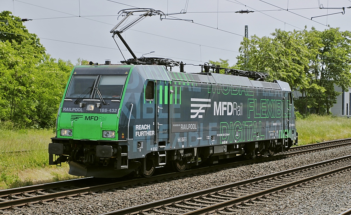 Als Lz durchfährt die 186-432 von Railpool, z. Zt. für MFDRail unterwegs, am 29.05.2023 Neuss-Norf