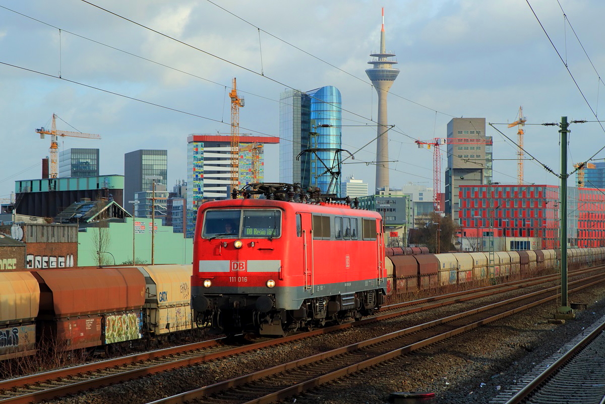 Als Lz fährt 111 016 am 24.12.2016 an der Düsseldorfer Hafen-City vorbei in Richtung Neuss