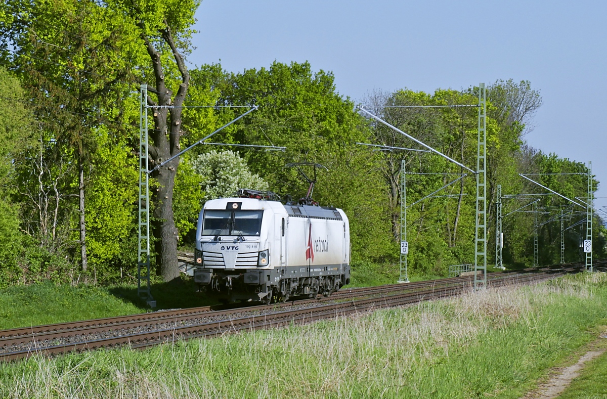 Als Lz fährt die Retrack-193 815 am 28.04.2022 durch Bornheim