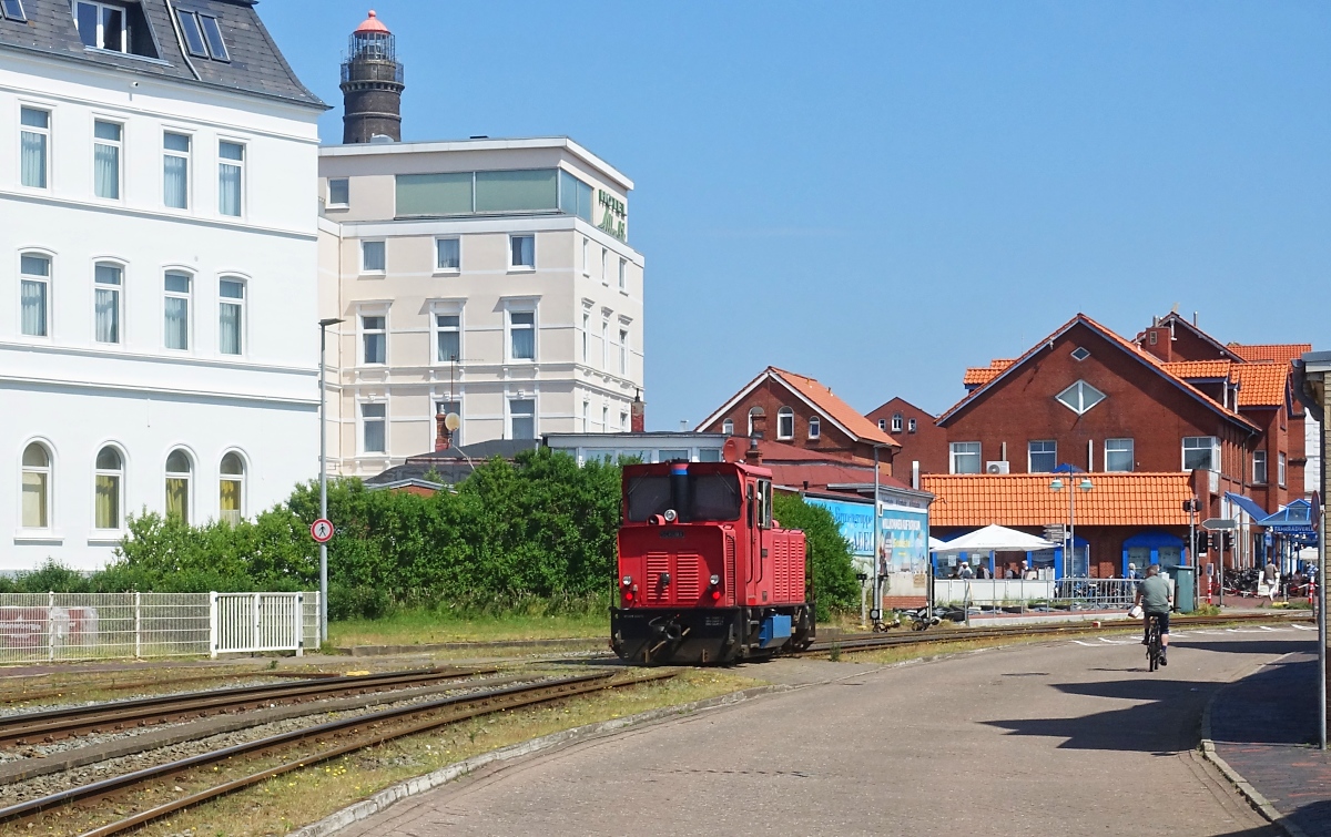 Als Lz rollt die Schöma-Lok  Münster  am 28.06.2021 vom Depot zum Borkumer Kleinbahnhof