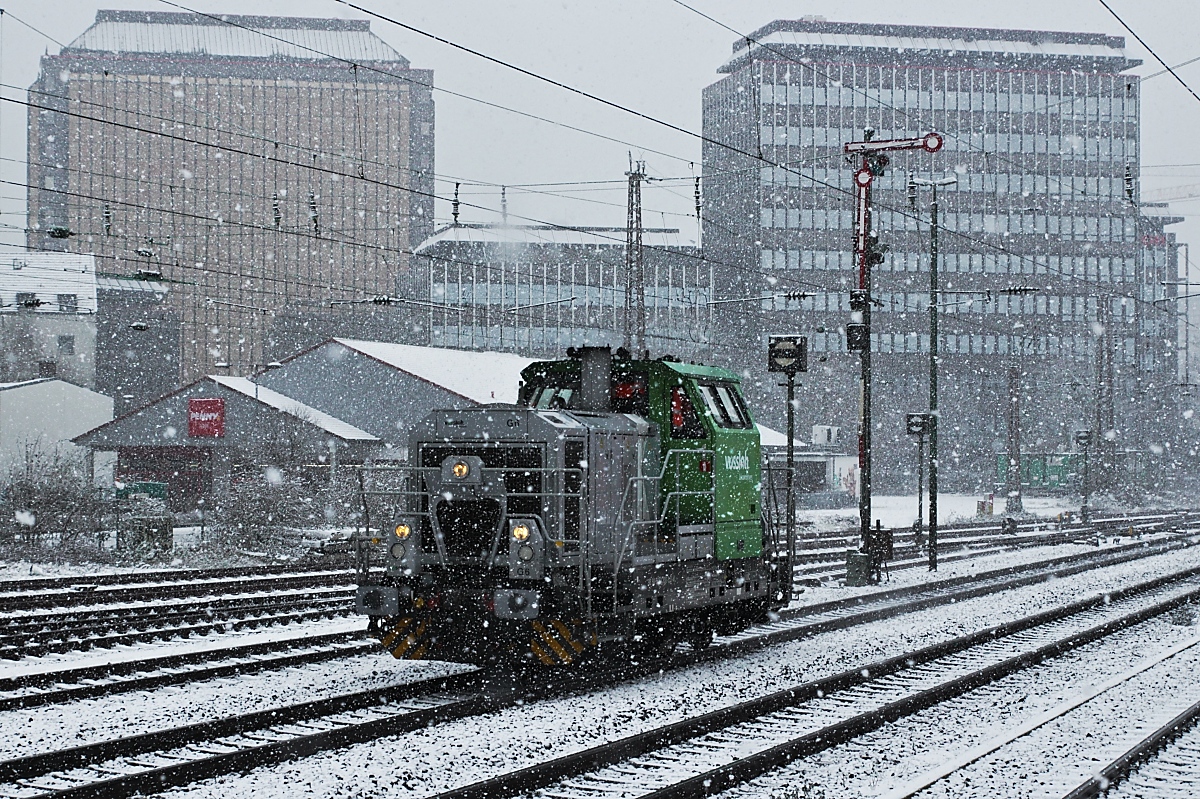 Als Lz ist Vossloh G 6 am 30.01.2019 in Düsseldorf-Rath auf der Güterstrecke unterwegs
