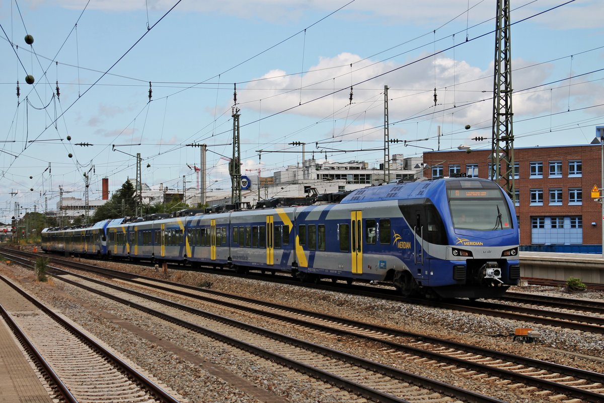 Als M (München Hbf - Salzburg Hbf) fuhr am 25.08.2015 Meridian ET 317 (1430 517-1/1430 017-2) zusammen mit Meridian ET 310 (1430 510-6/1430 010-7) durch München Heimeranplatz in Richtung Ostbahnhof.