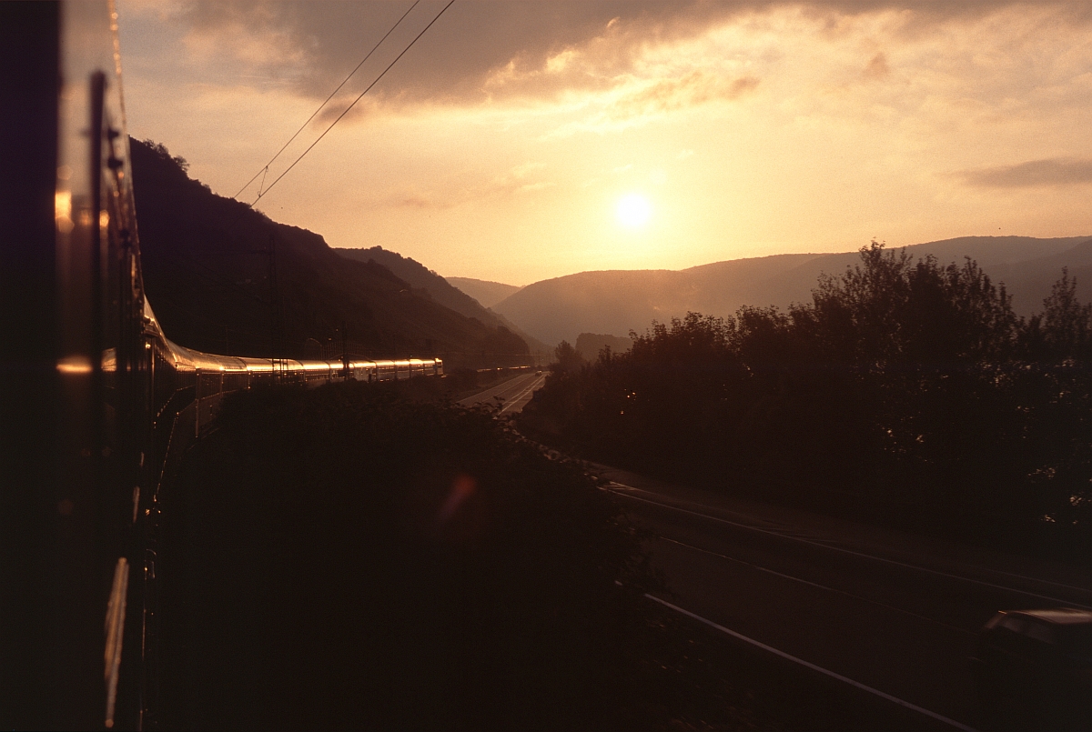 Als man noch die Fenster öffnen konnte (1) ... (Sonnenaufgang am Rhein bei Boppard, Sommer 1986)