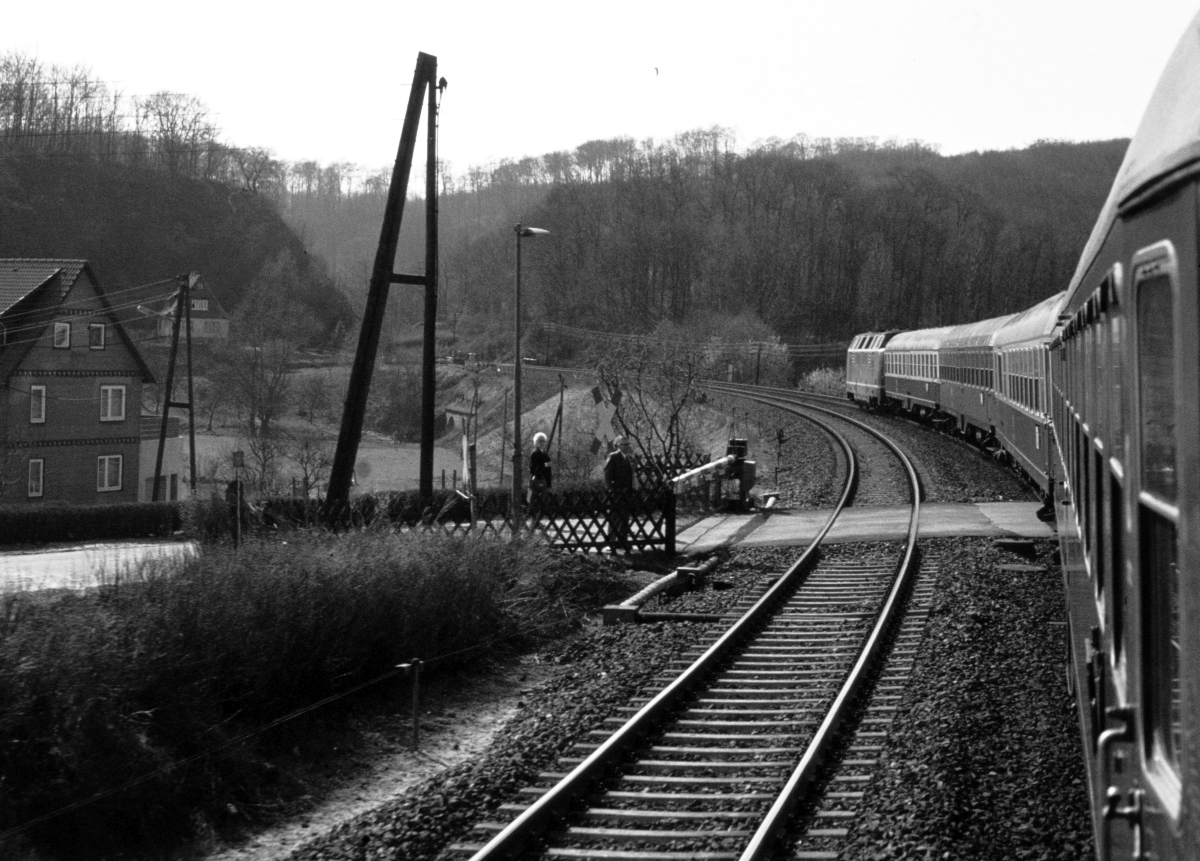 Als man noch die Fenster öffnen konnte (2) ... (Eilzug mit 220 080 zwischen Seesen - Kreiensen bei Blockstelle Orxhausen, 30.4.1980).