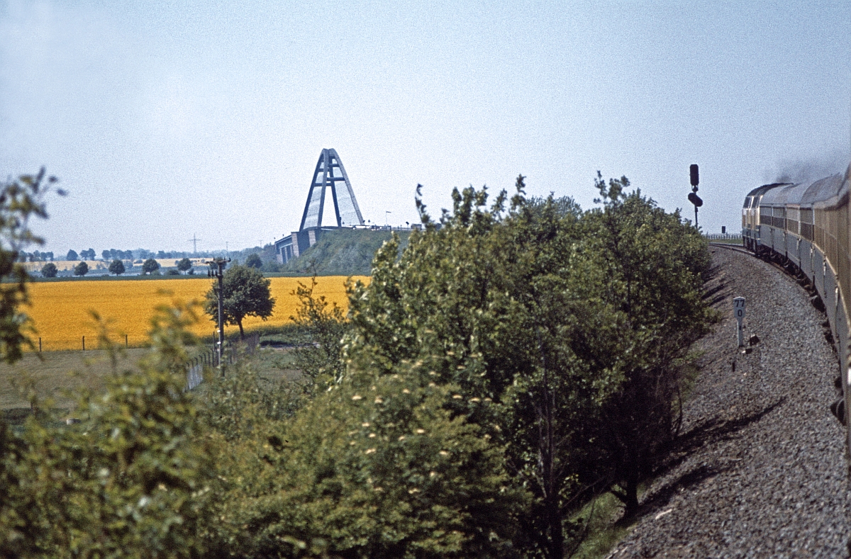 Als man noch die Fenster öffnen konnte (3) ... : Der  Kleiderbügel  der Fehmarnsundbrücke aus der Reisendenperspektive (3.8.1980).