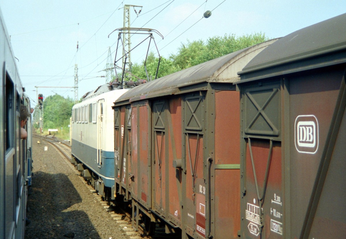 Als man noch die Fenster von Reisezgen ffnen konnte und die Deutsche Bahn noch Stckgut in klassischen G-Wagen transportierte: RE 3927 (Bielefeld Hbf–Uelzen) und Dgs 52874 (Hannover Hgbf–Maschen Rbf, mit 150 123) warten am 21.07.1995 whrend einer Signalstrung im Betriebsbahnhof Garen auf die Weiterfahrt Richtung Eschede.