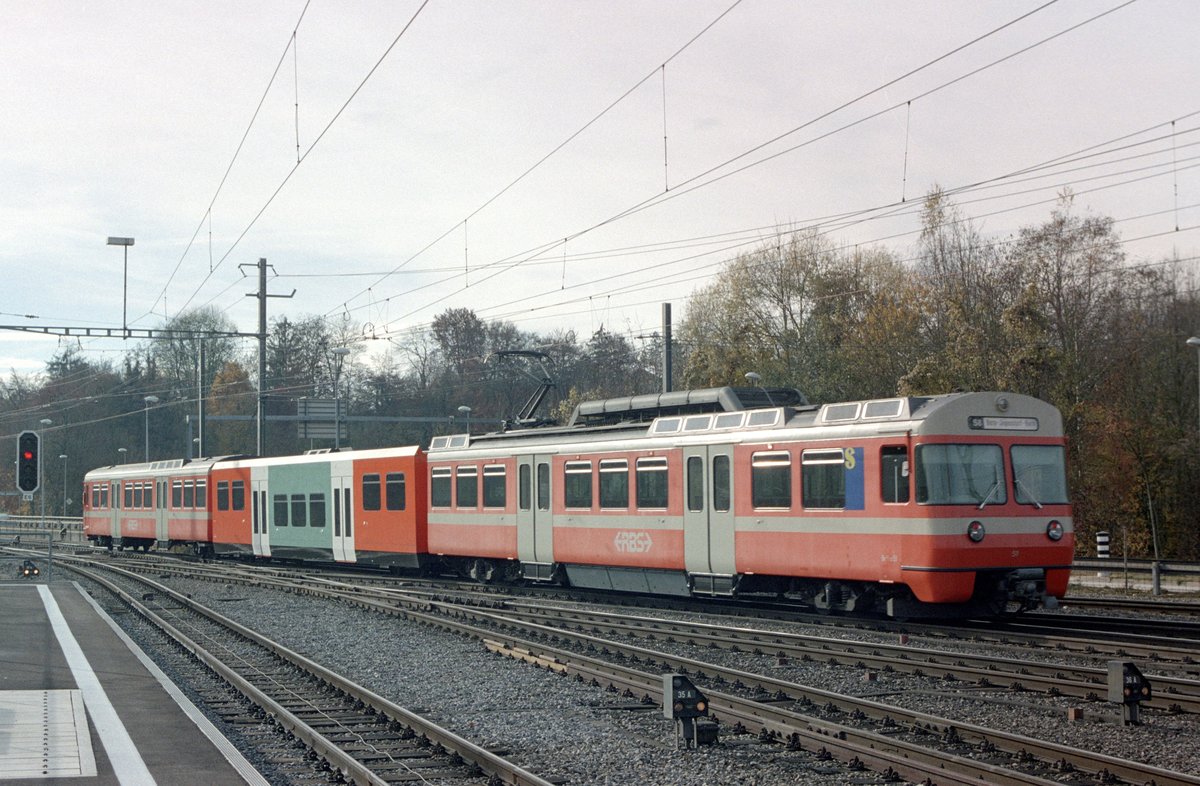 Als die Mandarinli die Freshup-Revisionen durchliefen kam es in zwei Fällen zu speziellen Kompositionen, bei denen ein bereits neu lackierter Niederflur-Mittelwagen in noch nicht revidierte Aussenwagen eingesetzt wurde. Hier sehen wir den Be 4/12 51 mit dem B 51 am 19. November 2006 auf der Linie S8 in Worblaufen.