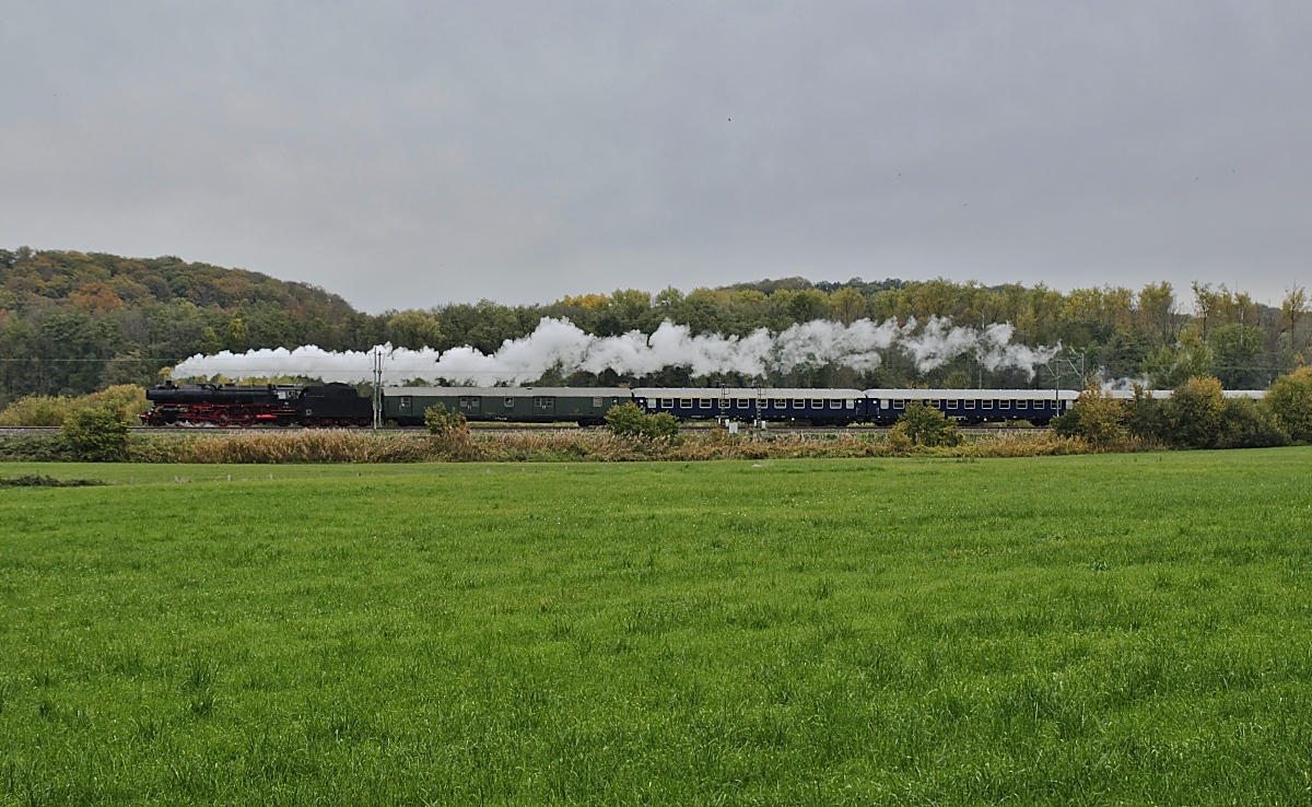 Als mein 4.444es Bild bei bb.de mal wieder eine Dampflokaufnahme: 01 150 erreicht am 01.11.2018 mit einem Sonderzug die Stadtgrenze zwischen Erkrath und Düsseldorf. Bei dieser Aufnahme hatte ich doppeltes Glück, denn die Lok passte genau in die Lücke zwischen Busch und Oberleitungsmast und Sekunden später fuhr von links kommend eine S-Bahn durchs Bild.