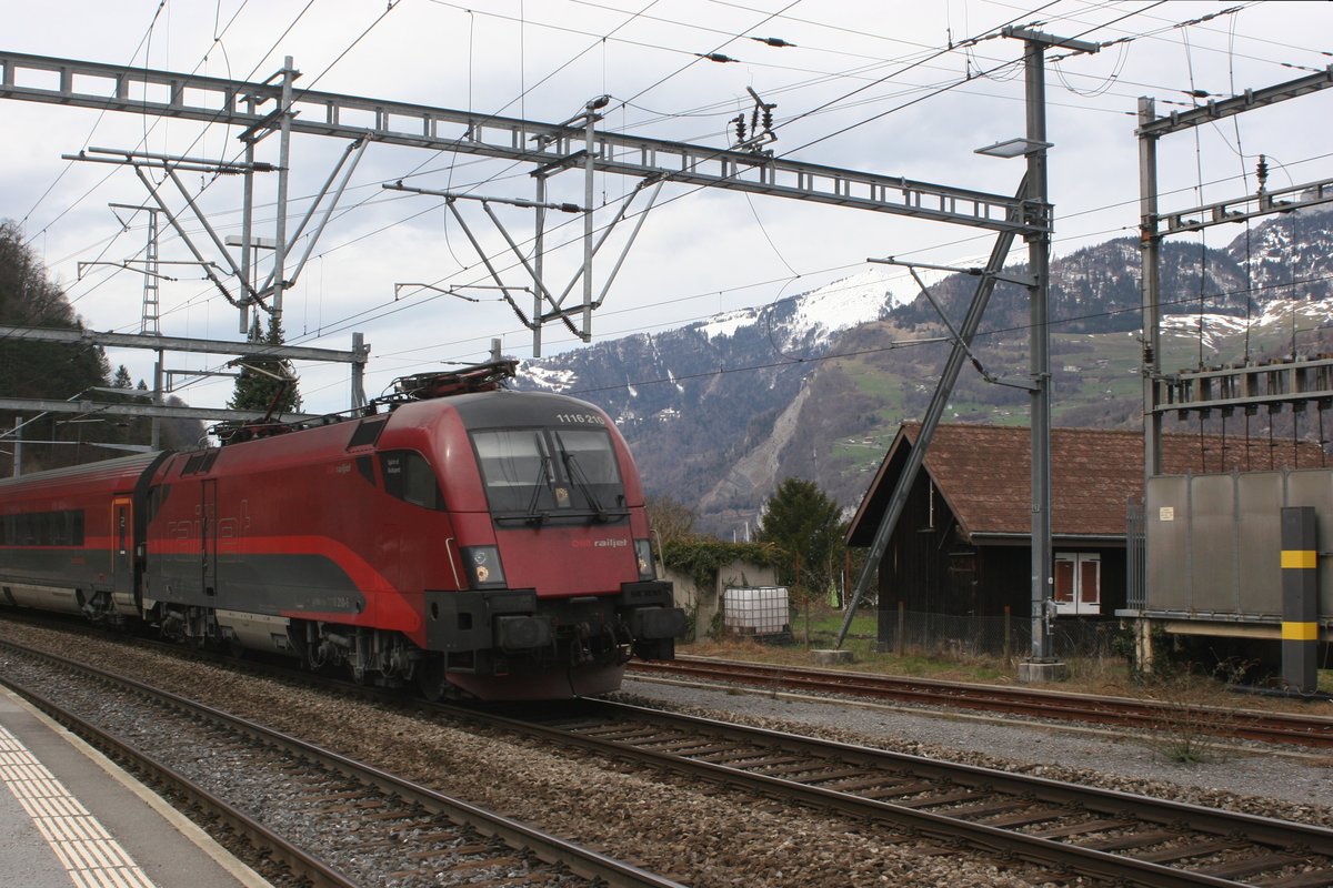 Als meine Zwillinge Tristan und Luka sowie ich unser Ziel der Karfreitagswanderung 2018 erreicht hatten, mussten wir auf unser Verkehrsmittel warten, das uns ins Sarganserland bringen sollte. Der Railjet mit der Zugmaschine 1116 210 wurde es leider nicht, der fuhr ohne Halt durch Mühlehorn.

Mühlehorn, 30.03.2018