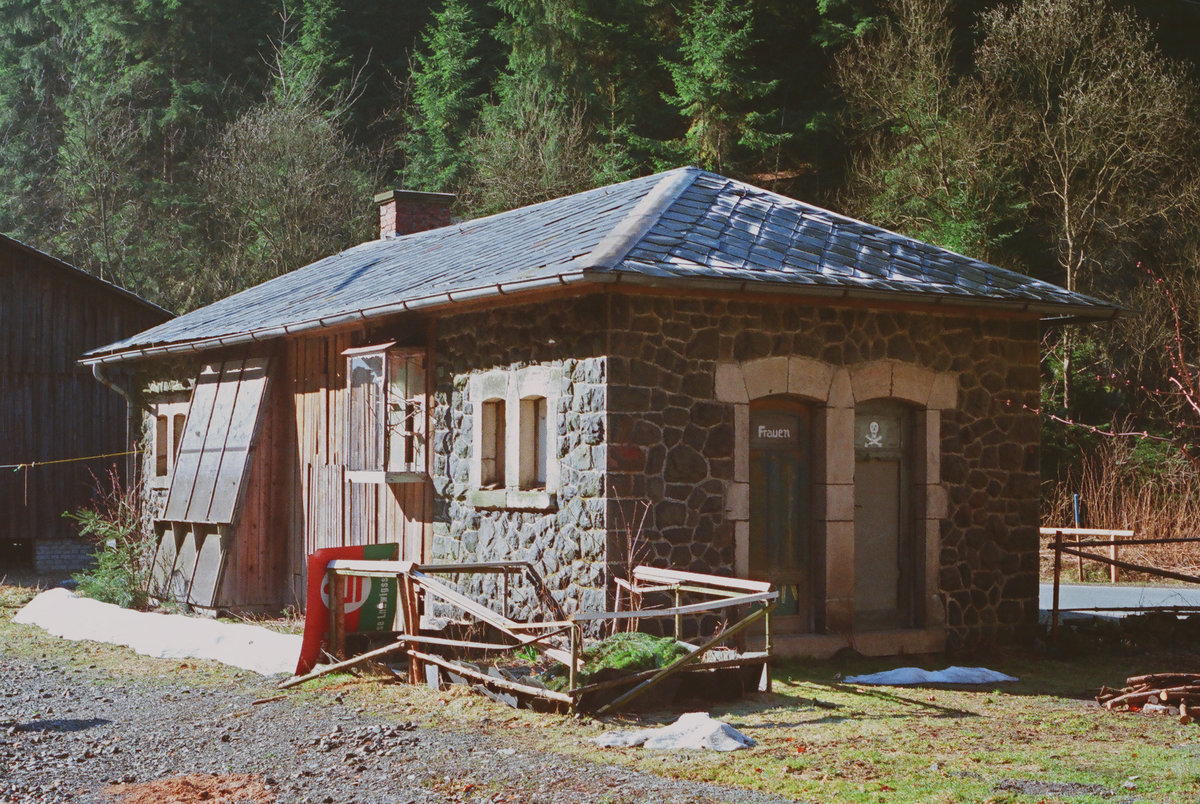 Als mir gestern nach der dritten misslungenen Bearbeitung eines bahnbilder-Fotos ein böses Wort entfleuchte, kam mir die Idee für die heutige Serie:  Wenn man*frau mal müssen muss . Das vor langer Zeit zur selbstverständlichen Ausstattung von Bahnhöfen gehörende Häusel -  immer der Nase nach! Das hier abgebildete steht in Nordhalben, ich habe es am 12. April 1988 fotografiert