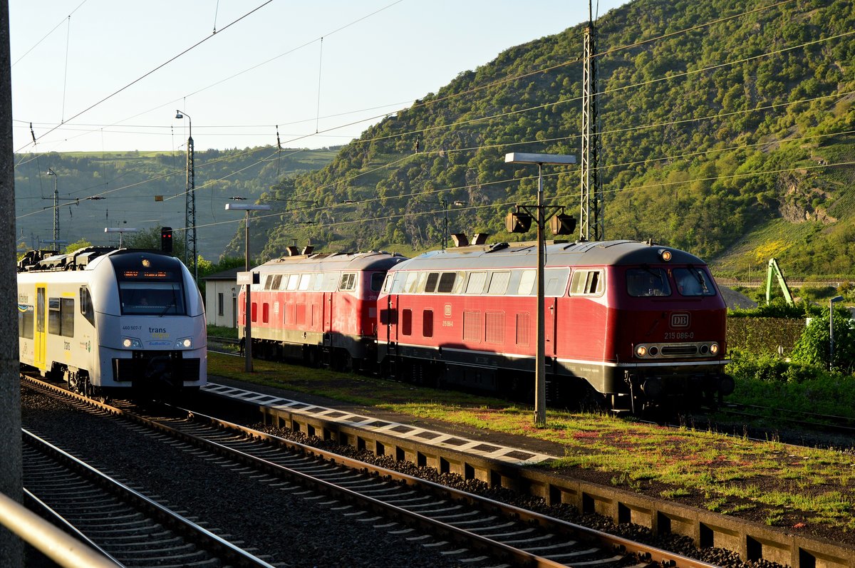 Als MRB 32 nach Mainz Hbf ist der 460 007-7 beim Verlassen von Oberwesel zu sehen,
hier fährt er an den wartenden Dieselloks 215 086-0 und 218 484 vorbei. 8.5.2016