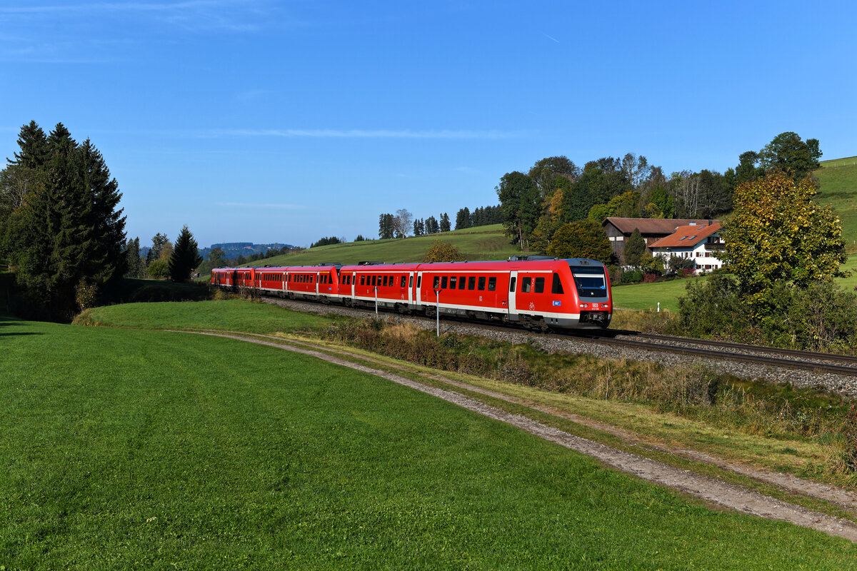 Als Nachfolger der Alex-Züge kommen auf der Allgäubahn nun die Triebwagen der Baureihe 612 zum Einsatz. Am 17. Oktober 2021 konnte ich eine Dreifach-Garnitur mit dem führenden 612 138 beim Erklimmen der Günzacher Steige dokumentieren. Es handelte sich dabei um den RE 3289 nach Augsburg HBF. 