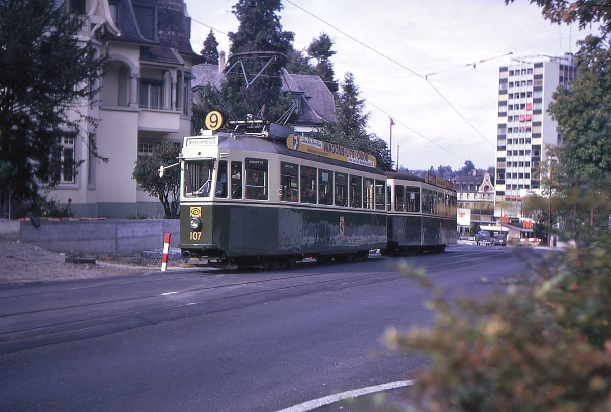 Als Nachtrag zu Julian's Bildern vom historischen Berner Tramwagen 107: 107 mit Anhänger 333 (Abbruch 1991) in der Steigung vom Eigerplatz ins Weissenbühl, 2.Oktober 1968. 