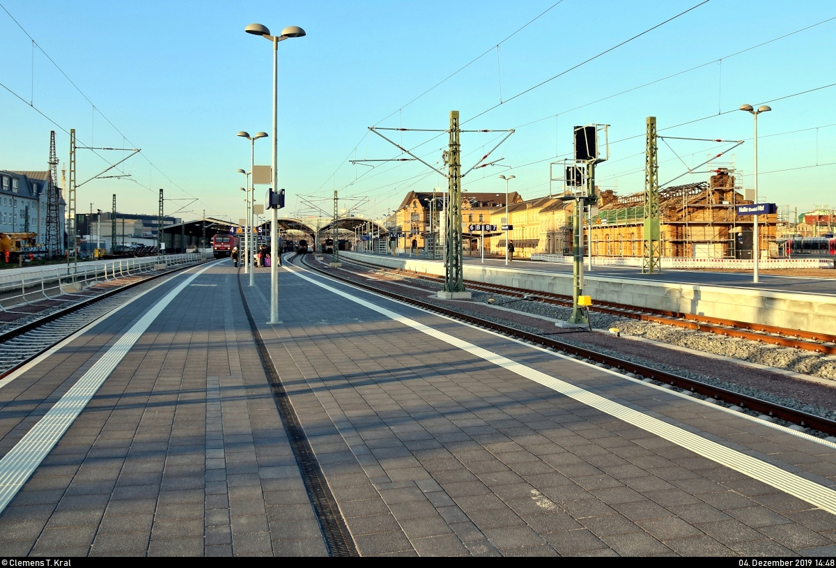 Als Nachtrag zur vorangegangenen virtuellen Führung über die modernisierten Anlagen der Westseite in Halle(Saale)Hbf (Gleise 4–7) zeige ich hier noch den Blick auf die beiden Bahnsteige am südlichen Ende des Bahnsteigs 4/5 - diesmal auch bei besserem Wetter.
Im Hintergrund erstrecken sich die Bahnsteighalle, das Empfangsgebäude, die Dienststelle der Bundespolizei sowie ein alter, wohl in Sanierung befindlicher Wagenschuppen.
[4.12.2019 | 14:48 Uhr]