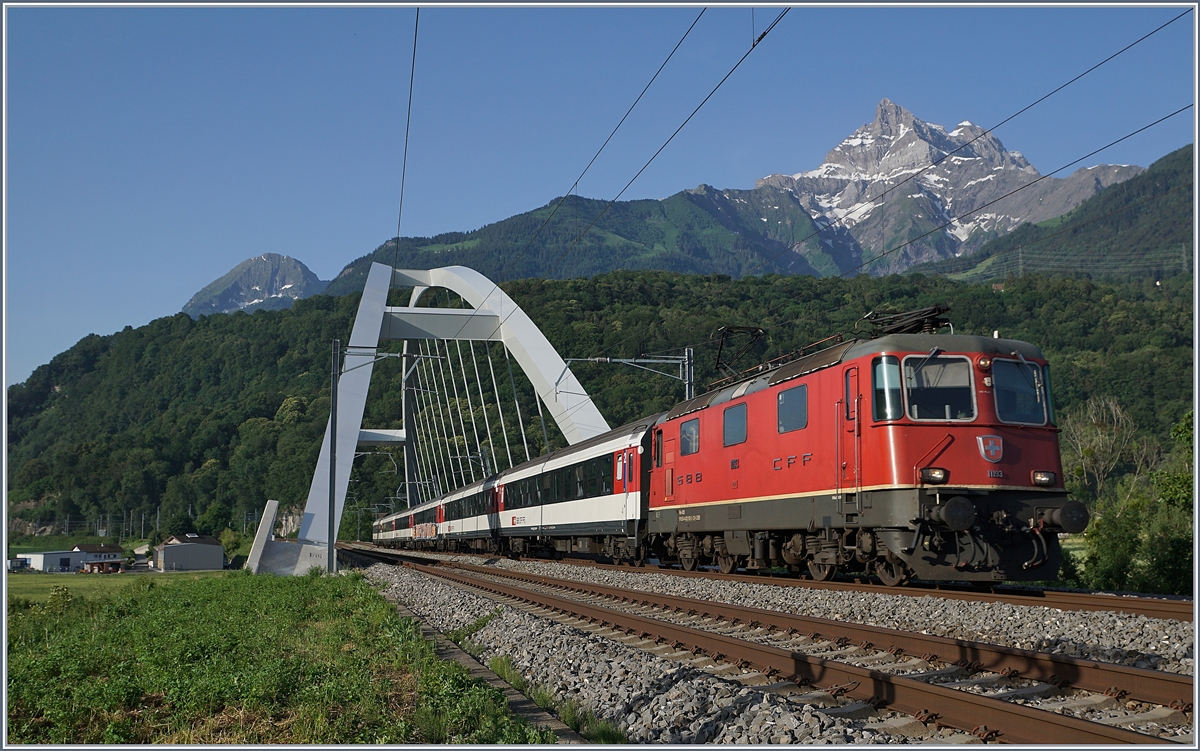 Als nächste Re 4/4 II folgte die Re 4/4 II 11193 die mit dem relativ kurzen RE 3558 von St-Maurice nach Lausanne kurz nach St-Maurice die Rhone Brücke befährt. 

25. Juni 2019
