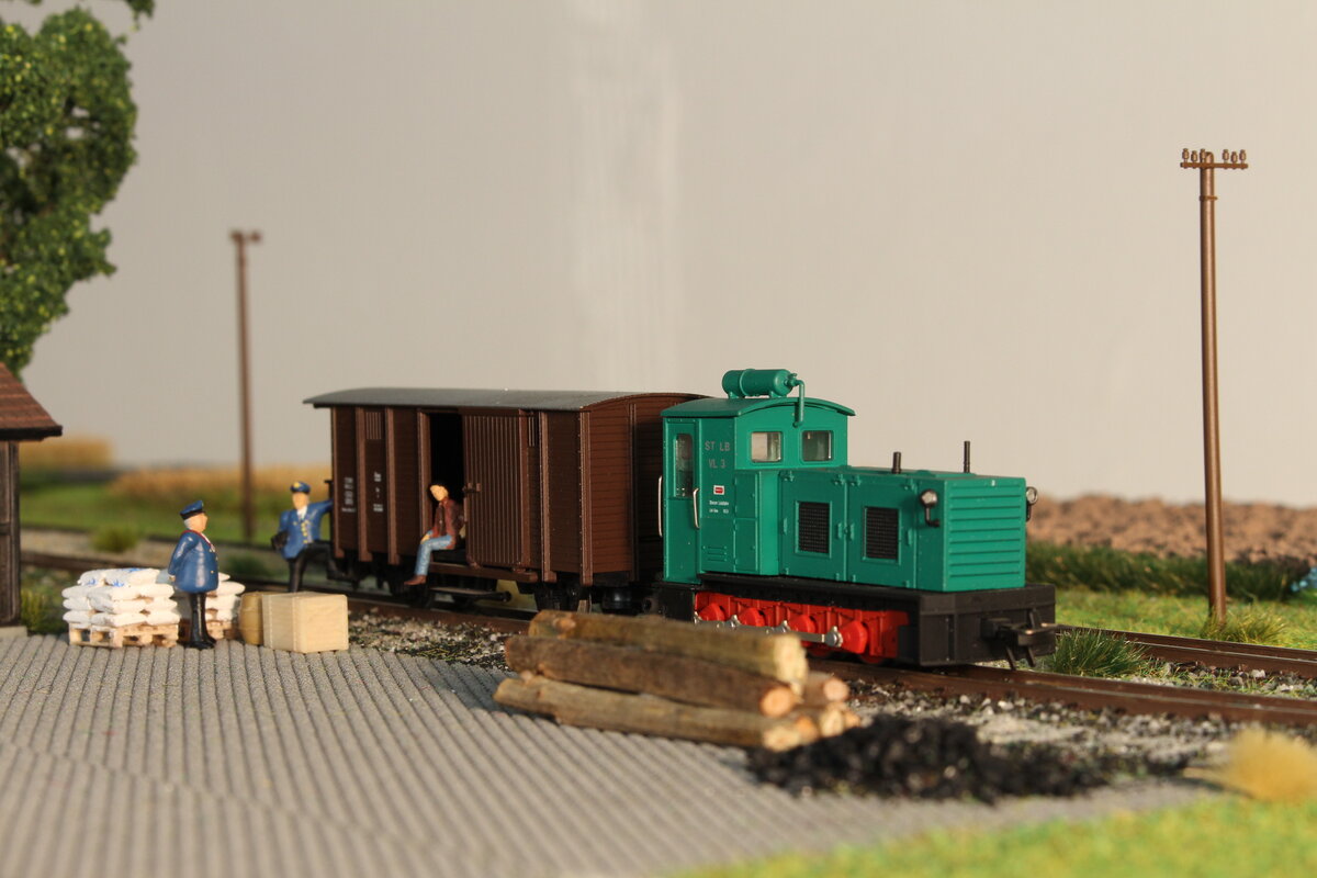 Als Nebenfahrt N4 ist die VL3 von Wildbach nach Wildbachdorf gekommen um einem Güterwagen abzuholen.
Bei einer Zigarette wird noch kurz fachgesimpelt bevor es als N5 retour nach Wildbach geht.
Bild vom 1.3.2022