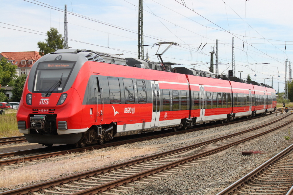 Als Nicht einsteigen beschildert stand 442 845-4 von  DB Regio AG -Region Nordost im Rostocker Hbf abgestellt.26.06.2015