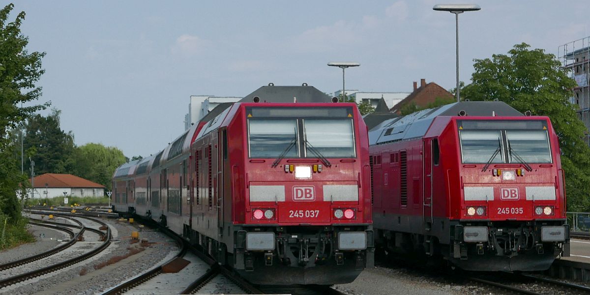 Als noch alle RE-Züge zwischen Lindau und Ulm von Friedrichshafen nach Ulm geschoben wurden. Während 245 037 mit dem RE 4223, Stuttgart - Lindau, pünktlich in Friedrichshafen Stadt abgefahren ist fährt 245 035 mit den von Lindau kommenden Wagen des RE 4232 mit wenigen Minuten Verspätung in den Bahnhof von Friedrichshafen ein (02.07.2018).
Aufnahmestandort war das Ende des zwischen den Gleisen 4 und 5 liegenden Bahnsteiges.