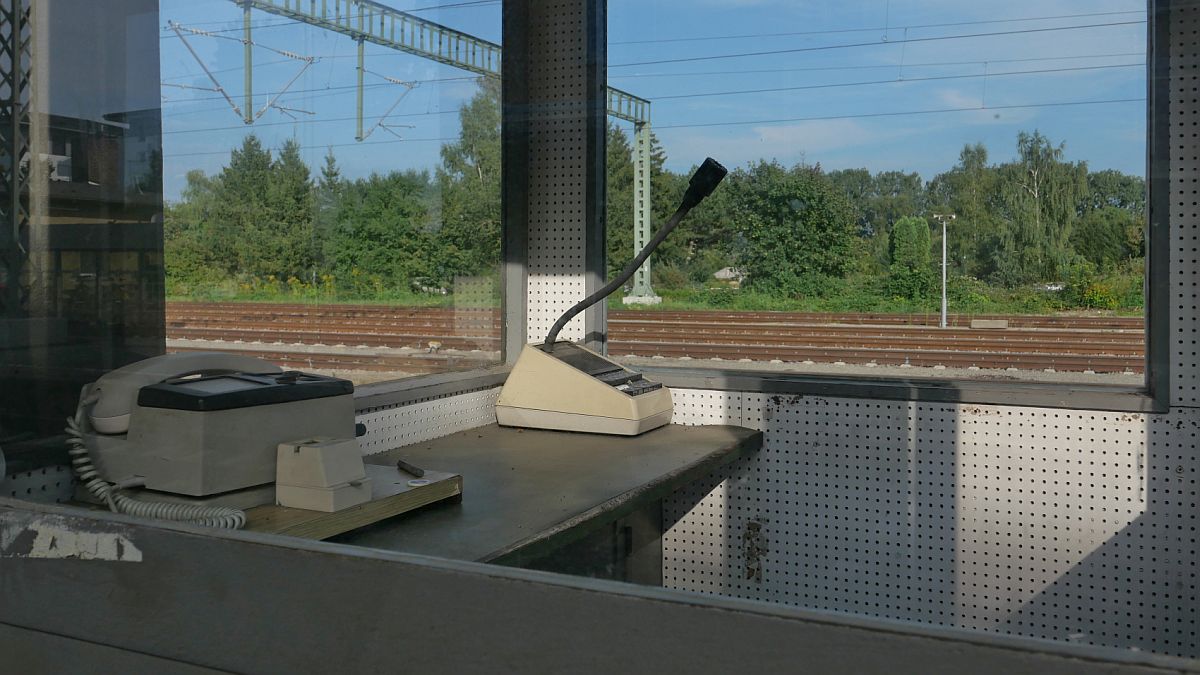 Als noch keine Computerstimme die Bahnreisenden informierte (||) - Blick in die  Bahnsteigkabine  im Bahnhof Aulendorf, in dem früher der Bahnhofsvorsteher mit Mikrofon und über Lautsprecher die Reisenden über die ankommenden und abfahrenden Züge informierte. Aufnahme vom 30.08.2022.