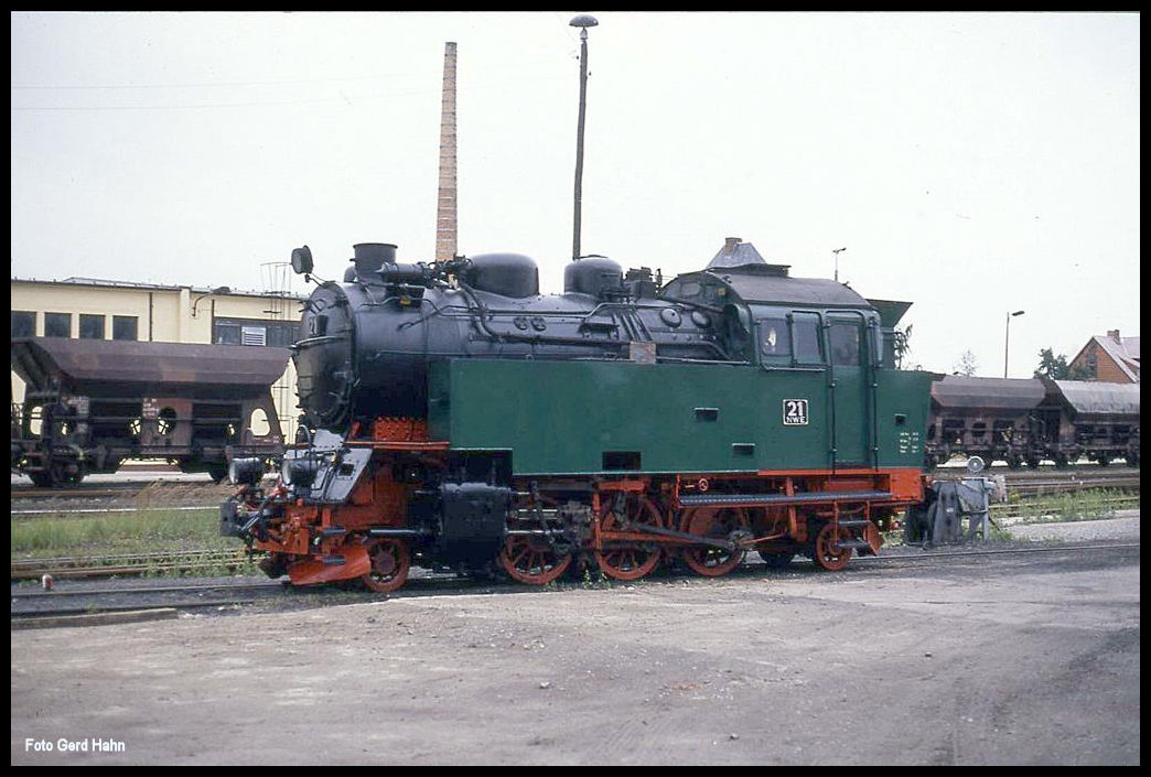 Als NWE 21 wurde sie einst bei der Norhausen Wernigeroder Eisenbahn Gesellschaft in Dienst gestellt. Später wurde der Einzelgänger zur 996001 der HSB. Am 7.9.1991 war sie für kurze Zeit wieder als NWE 21 zurück bezeichnet und umlackiert worden. In dieser Form traf ich sie am 7.9.1991 im BW Wernigerode an.