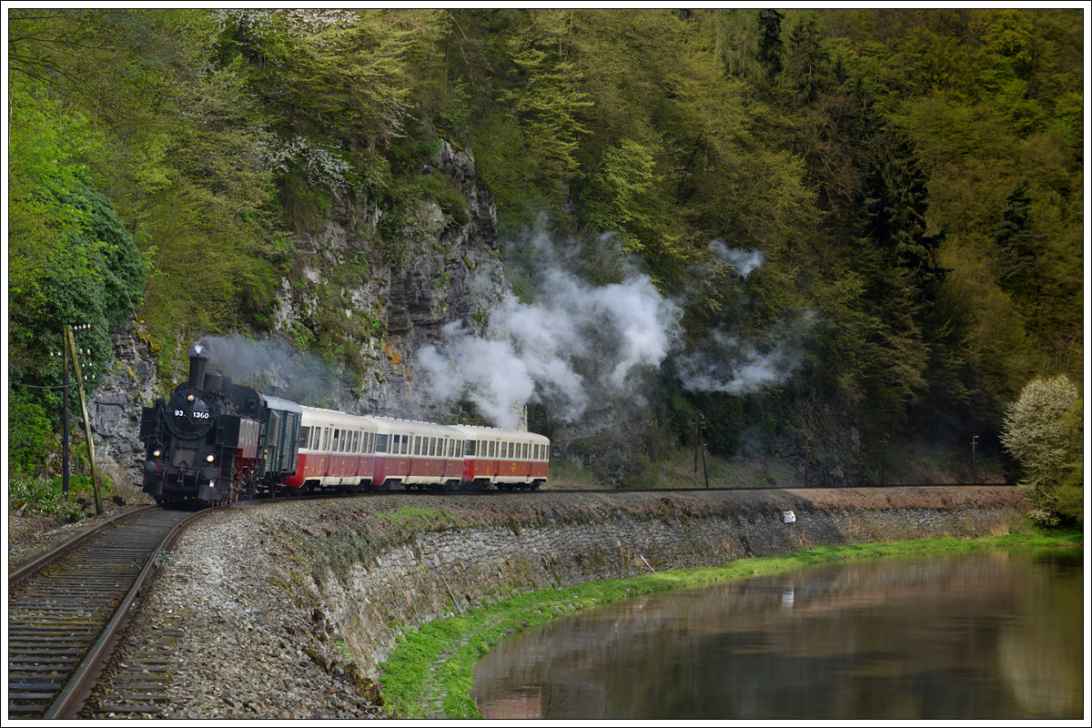 Als ÖBB 93.1360 wurde die heute im Privatbesitz befindliche 431.029 am 30.4.2017 im Zuge eine Fotofahrt beschriftet. Die Fahrt war für die eingeladenen Fotografen übrigens als  Camera test train  ausgeschrieben, mit keinerlei Anspruch auf Authentizität. Vielmehr stand der Spaß an der Dampfeisenbahn, die tolle Strecke durchs Sazavatal und das ein oder andere Pivo auf dem Programm. Die Aufnahme zeigt den Zug vor Ledečko. 