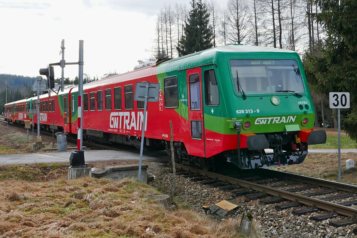 Als Os 8105 von České Budějovice kommend haben 628 313-9 'PETRA' mit 95 80 0628 276-8 D-GWTR und 628 261-0 mit 628 283-4 'GAGARIN' den nächsten Halt, Stožec erreicht (31.12.2019).